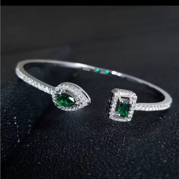 NWOT Brand New Cuff Bracelet 🤭💕 - Picture 1 of 7